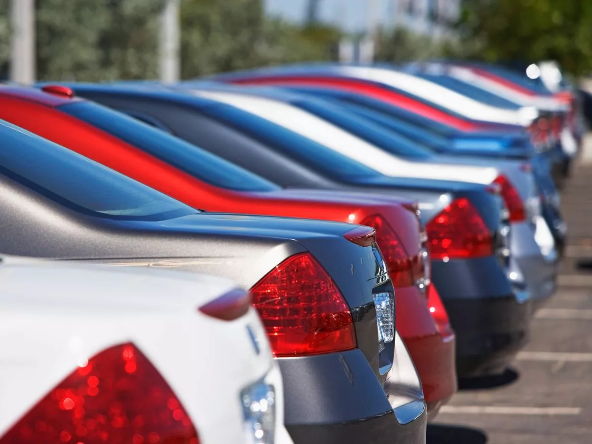 Drivers told how to avoid headlight dazzle as motorists call for change