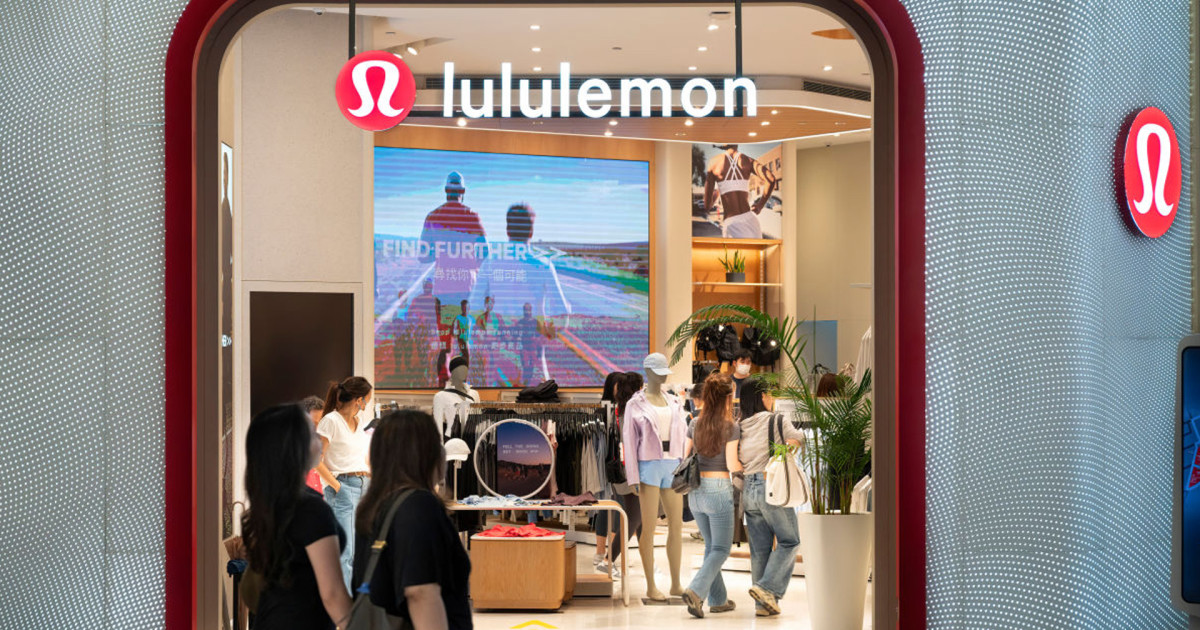 Lululemon’s Court Rival Wide Leg Track Pants Are a Must-Have