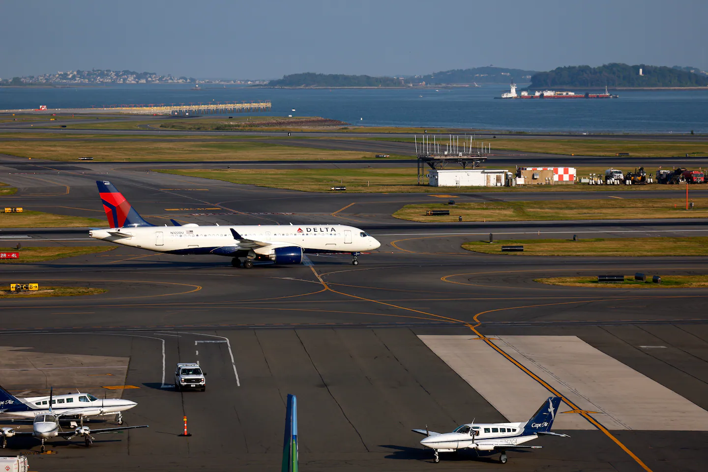 Air traffic controllers at Logan brave first week without paychecks