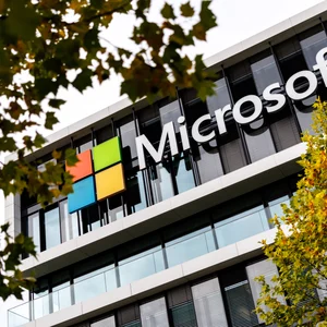 Microsoft übertrifft die Erwartungen an einem Tag, an dem seine Cloud ins Straucheln geriet – aber die Aktie rutscht ab.