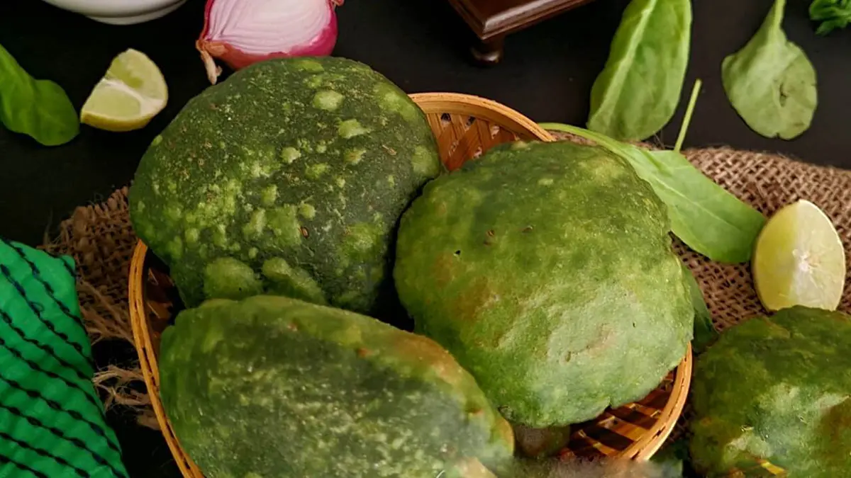 Palak Poori Recipe : घर पर ट्राई करें क्रिस्पी और सॉफ्ट पालक पूरी, हेल्दी ट्विस्ट के साथ