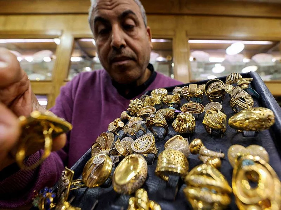 Flying to Dubai for gold shopping? How much can you legally carry back to India