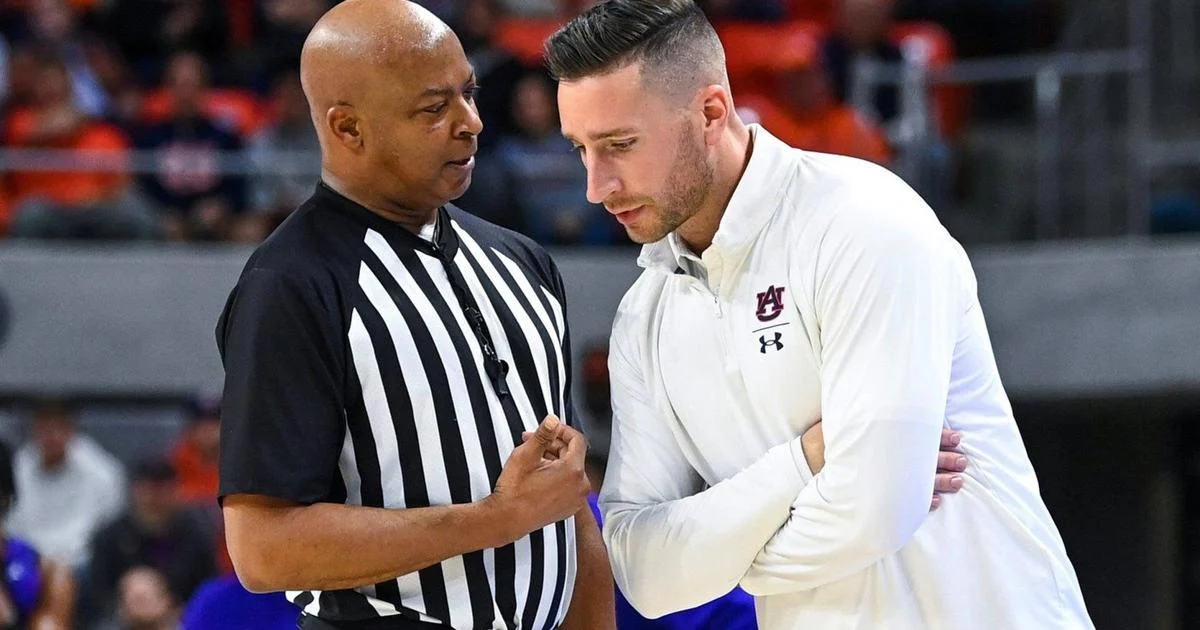 Sons-in-waiting: Pearls, Sampsons part of trend of college coaches passing programs onto their sons