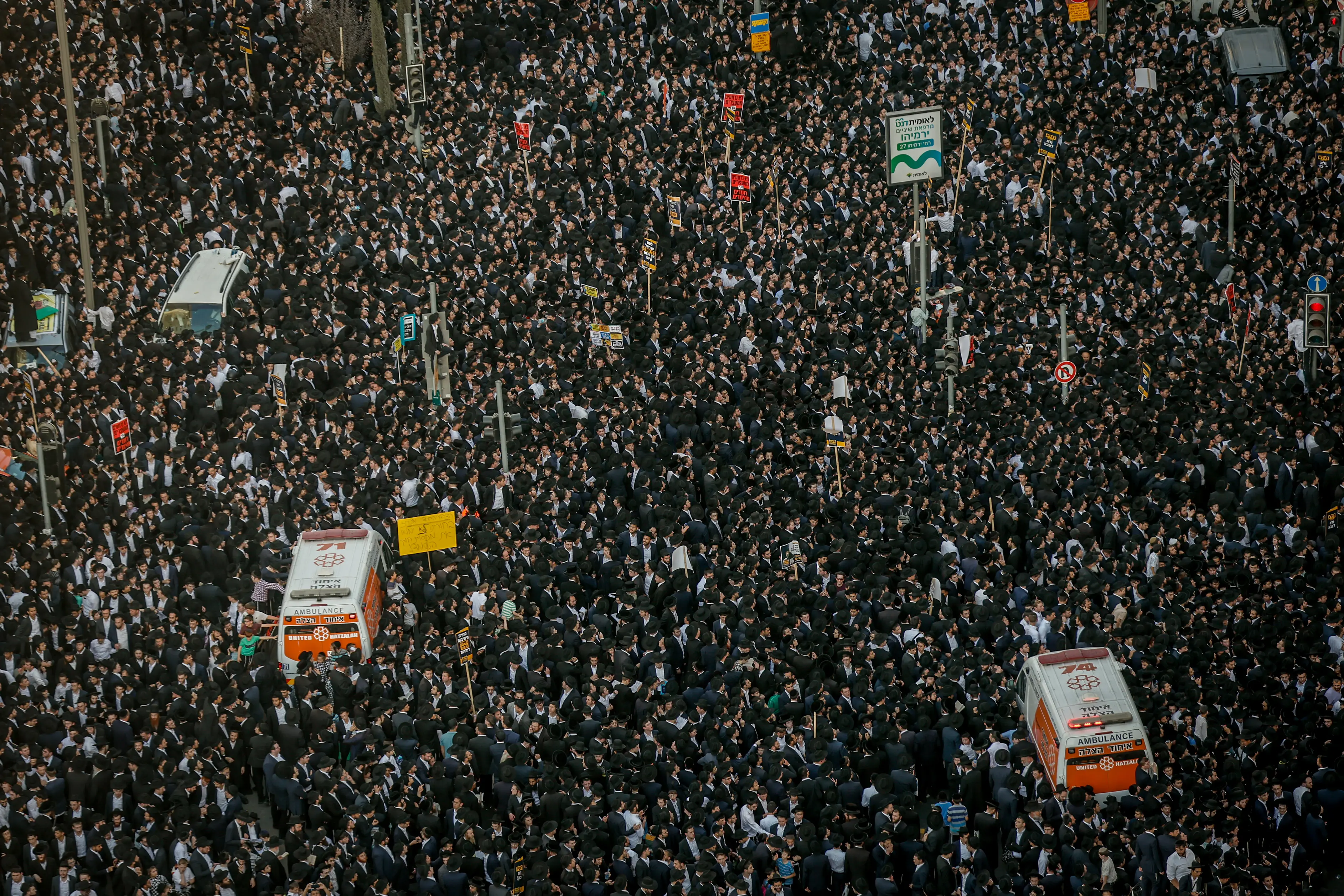 Thousands of Charedim block roads in Jerusalem anti-draft protests