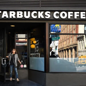 Starbucks sagt, dass seine Umstrukturierung beginnt zu wirken. Investoren bleiben vorsichtig.