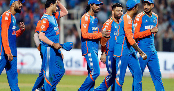 Irfan Pathan predicts India's Playing XI for 1st T20I against Australia, picks Varun over Kuldeep