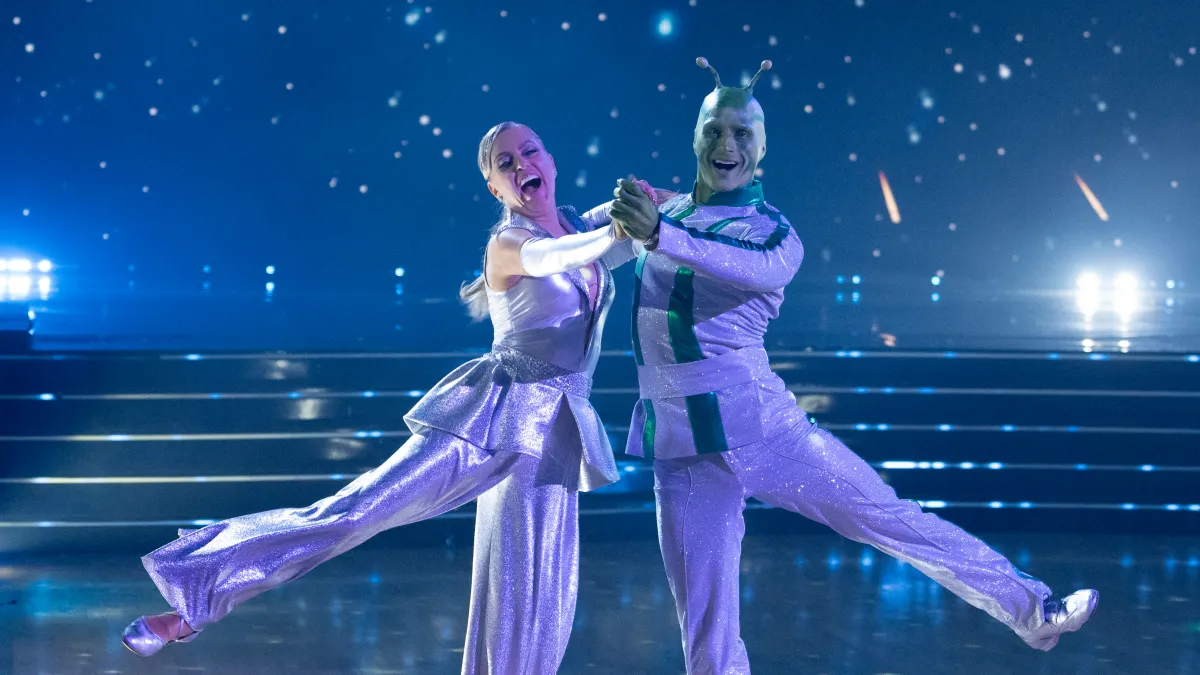 Elaine Hendrix hospitalized ahead of ‘DWTS’ Halloween night.