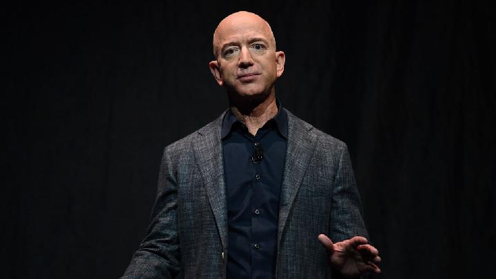 Amazon to Lay Off 14,000 Corporate Workers It Bets Big on AI Efficiency