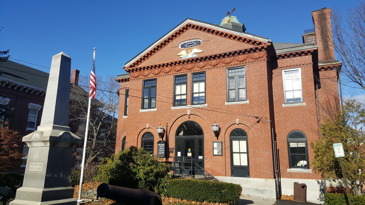 Belfast mayoral race pits experience against new energy