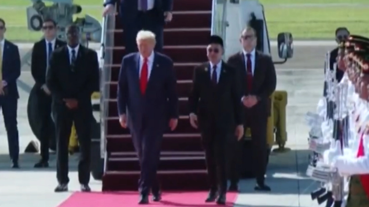 Donald Trump Arrives in Malaysia To Sign Cambodia-Thailand Peace Deal, Thanks PM Anwar Ibrahim for Role in Conflict Resolution (Watch Video)