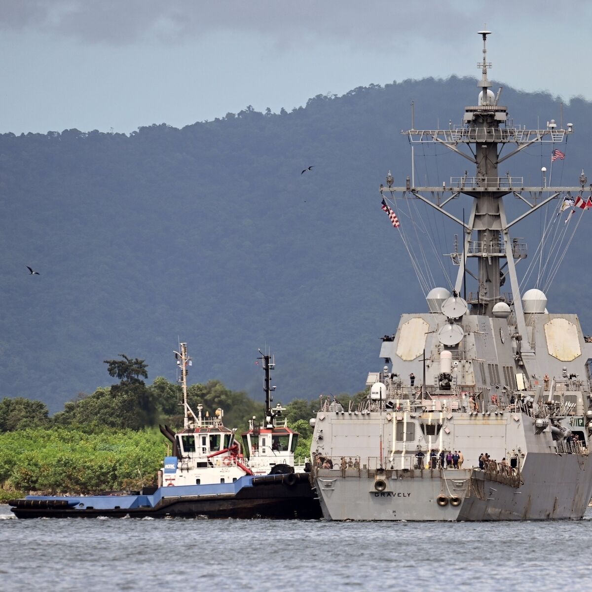 US warship docks in Trinidad and Tobago, putting pressure on Venezuela