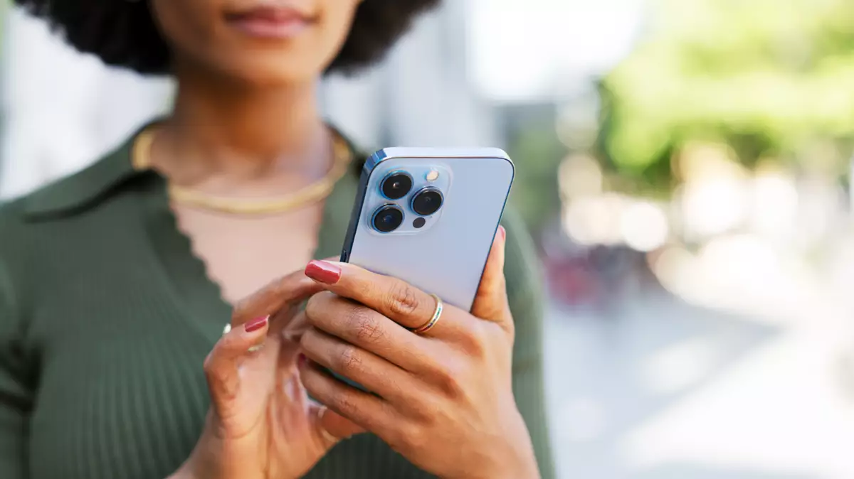 Woman claims you can tell if someone is rich or not from this one common phone habit