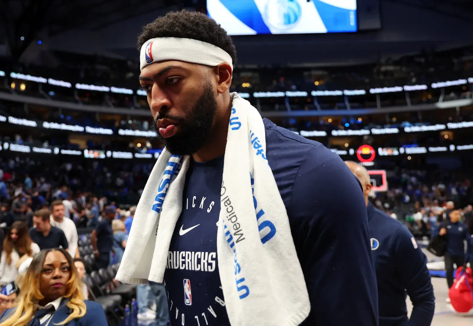 Mavericks' Anthony Davis Exits Game With Concerning Injury
