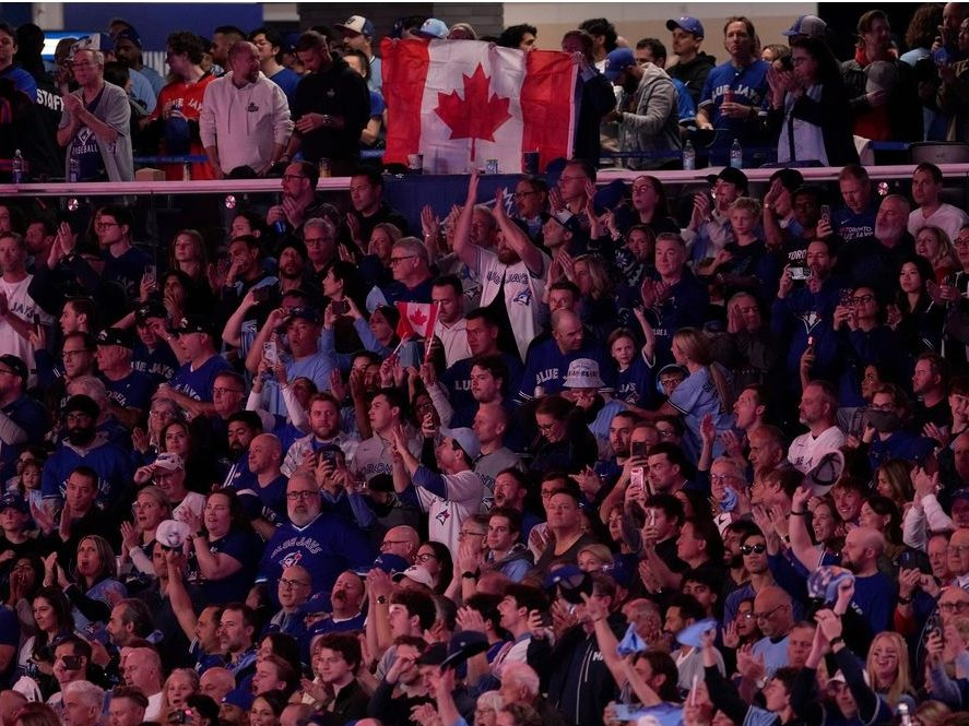 Blue Jays fans show off classic Canadian kindness to opposing teams