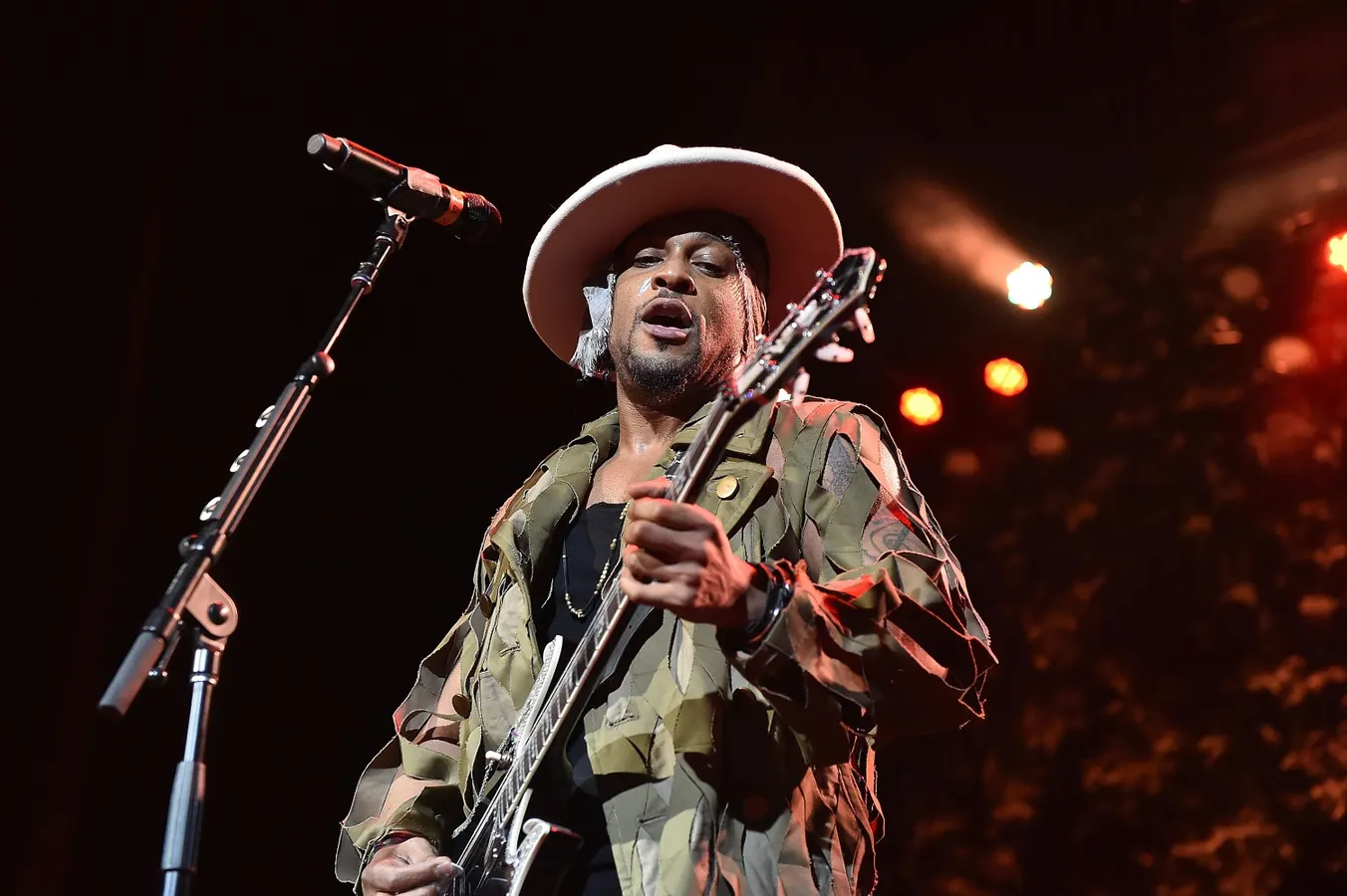 D’Angelo Hits No. 1 For The First Time Days After His Death