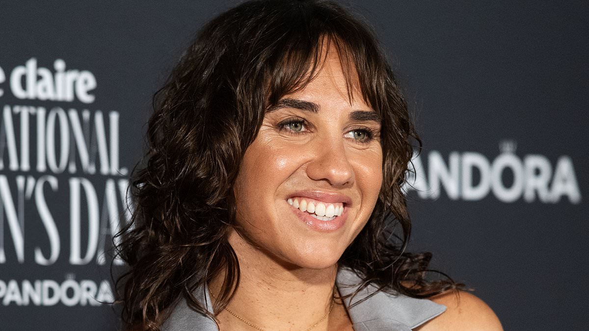 Divisive artwork in Wollongong Art Gallery sparks fierce debate among Aussies: 'Mate you're on stolen land'