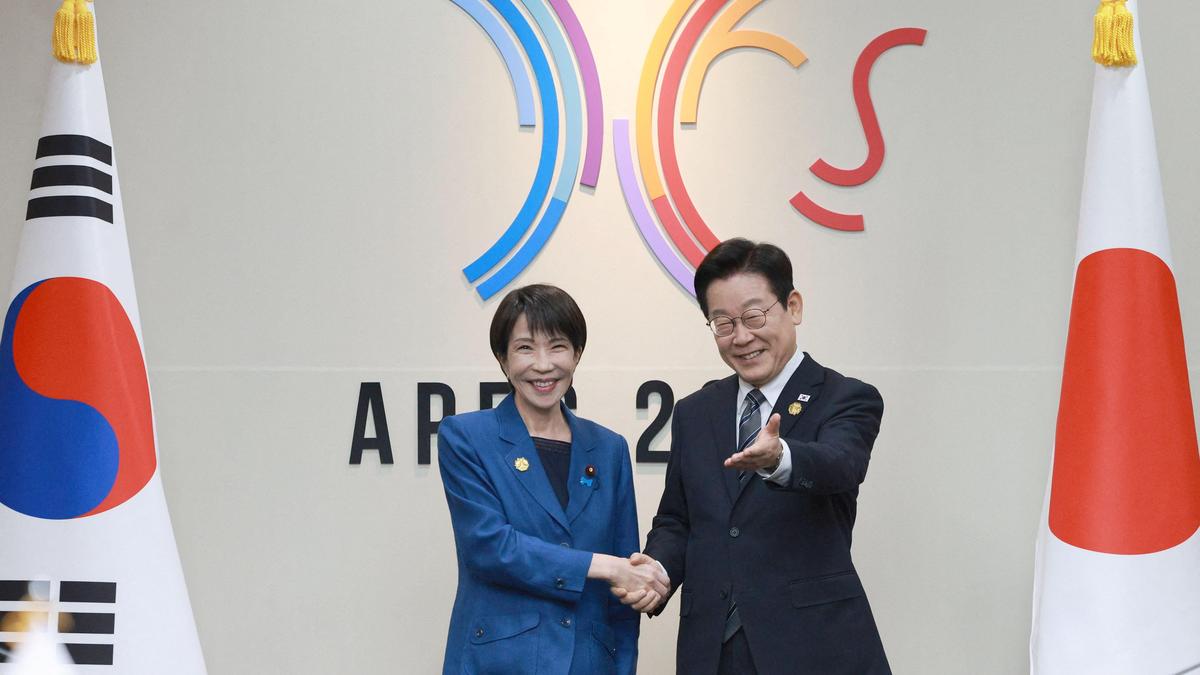 South Korean, Japanese leaders vow to improve ties in face of global uncertainty