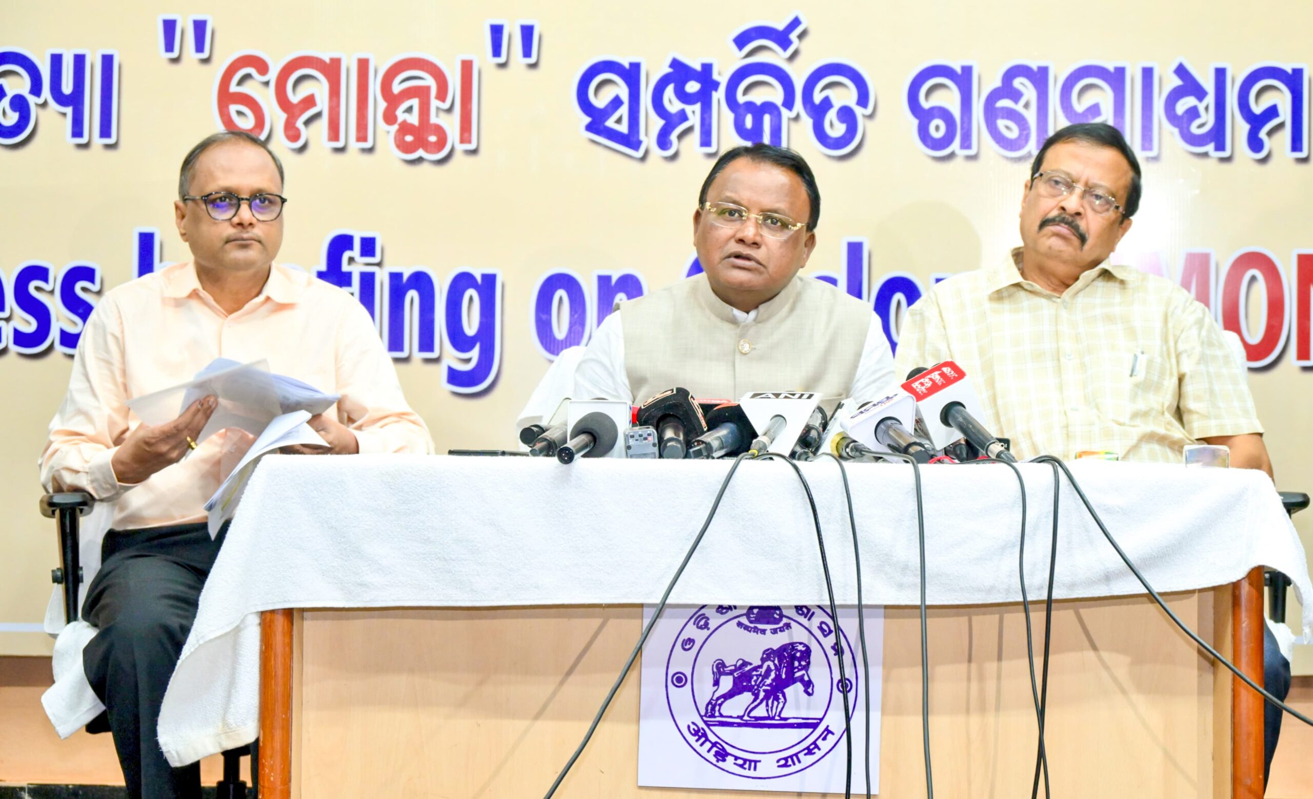 Odisha CM Reviews Cyclone Montha Preparations: 17,817 Evacuated
