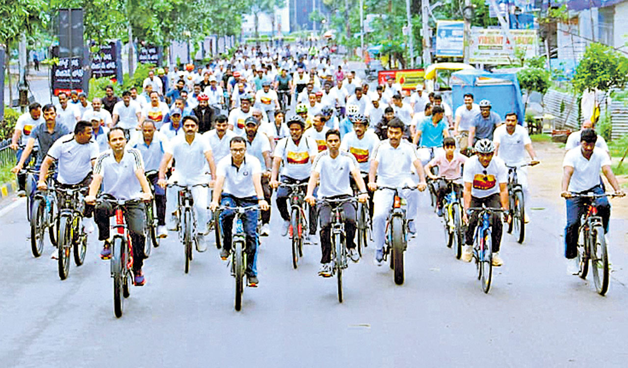 Massive cycle rally held in Hanamkonda to mark Police Commemoration Week