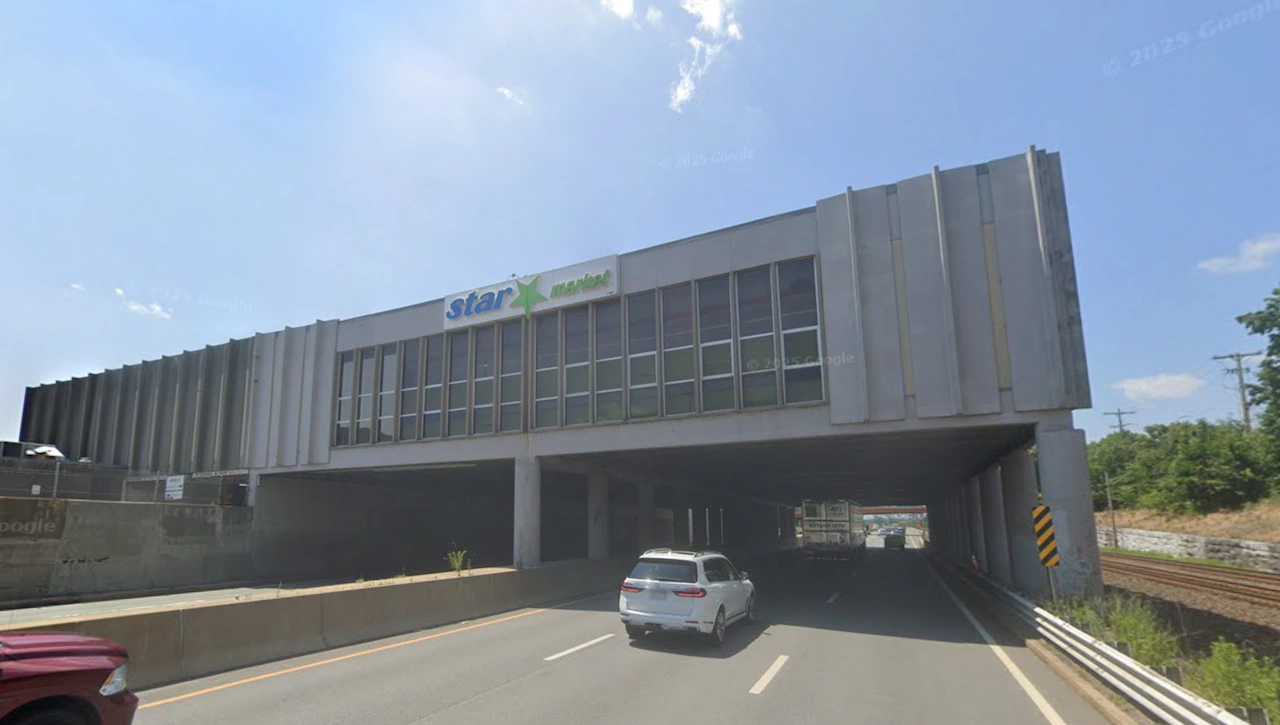 Star Market over the Mass. Pike closed over asbestos concerns