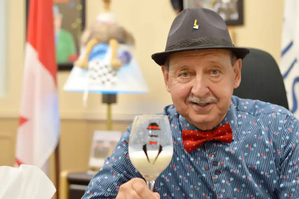 [PHOTOS] «Si je perds les élections, c’est fini, la politique»: le célèbre maire de Louiseville «très stressé» à l’idée de perdre son poste