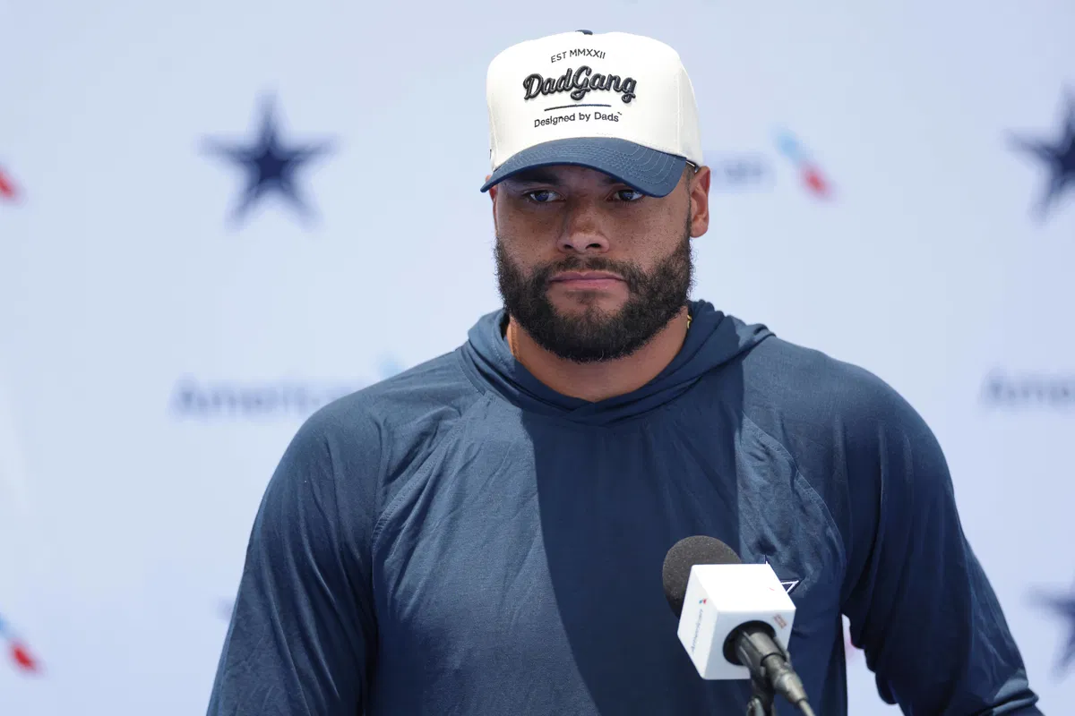 Dak Prescott Makes Firm Statement on Cowboys’ Trade Plans After Sharing in Fan Concern Over Jerry Jones $100 Billion Comments