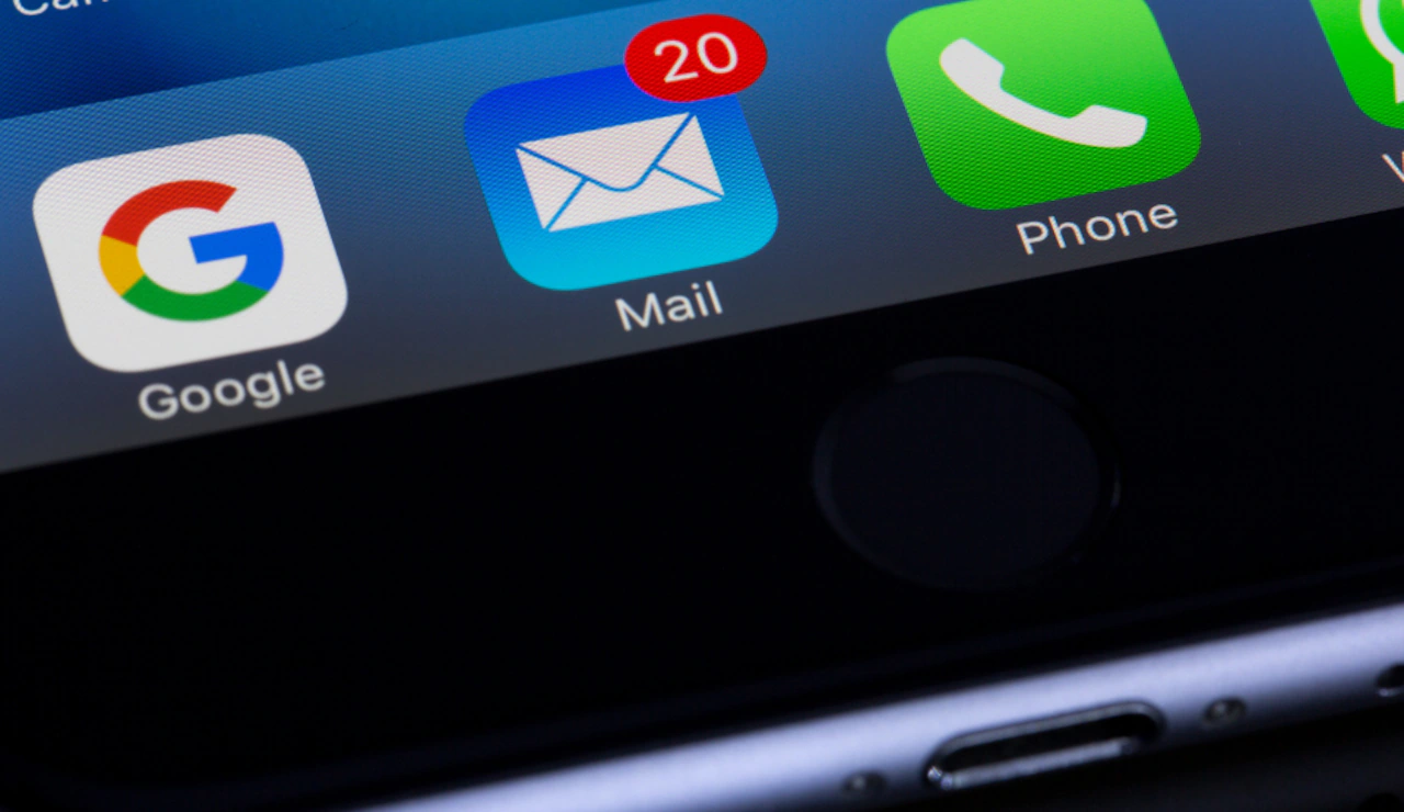 Miss Manners: To reply or not reply?