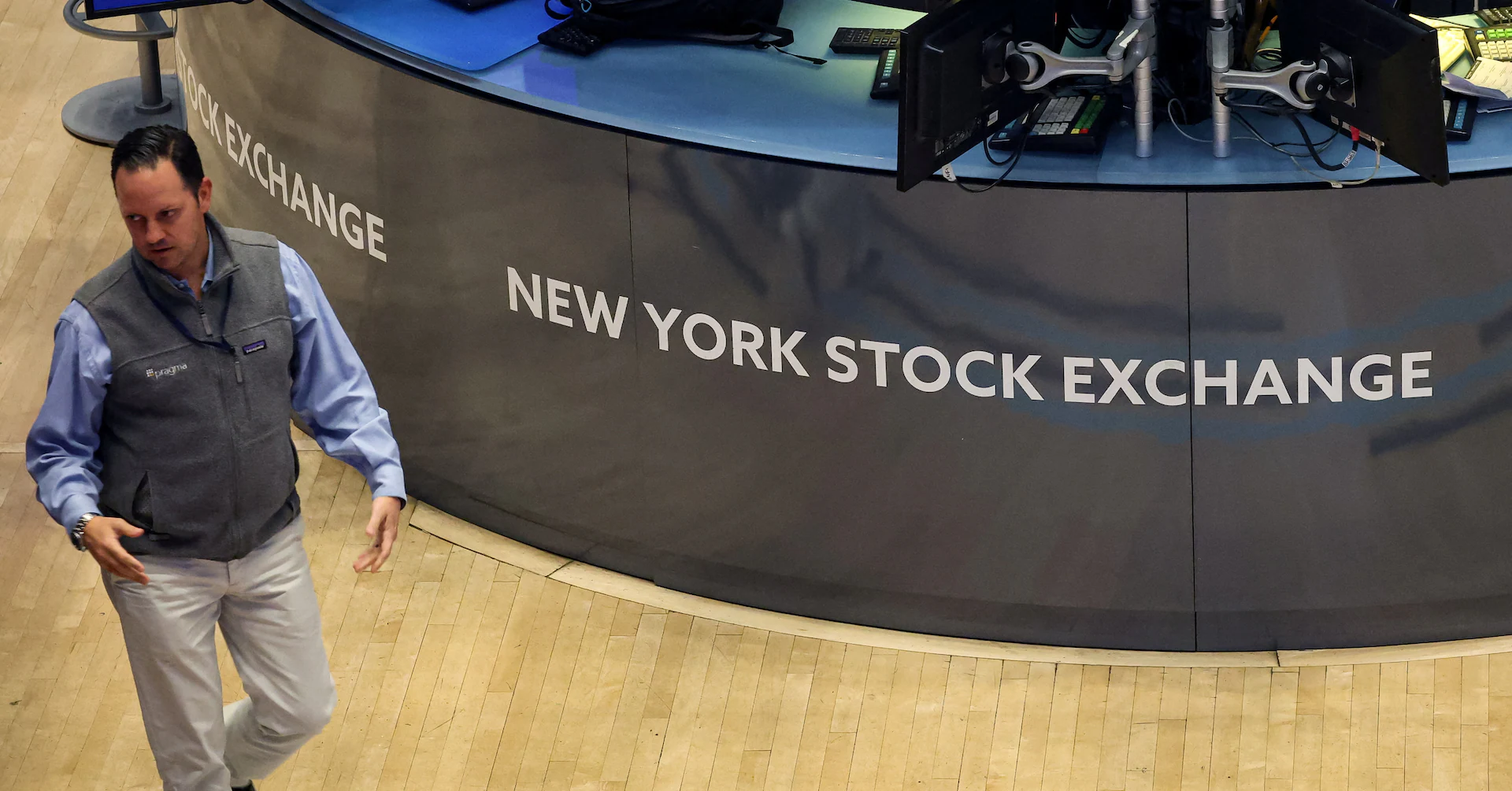 S&P, Nasdaq futures rise as Apple, Amazon forecasts lift sentiment