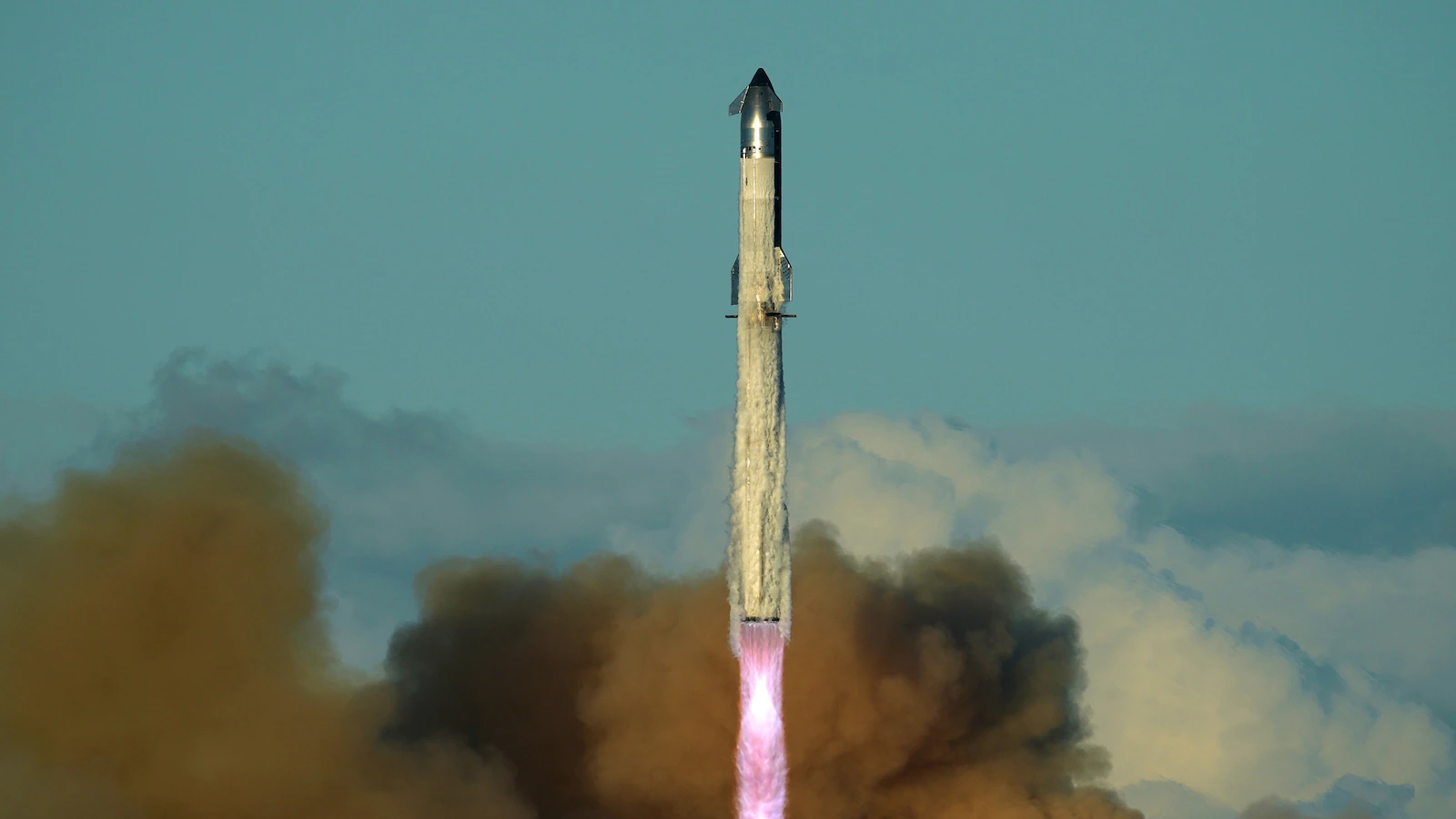 SpaceX makes case for why it will land American astronauts on the Moon