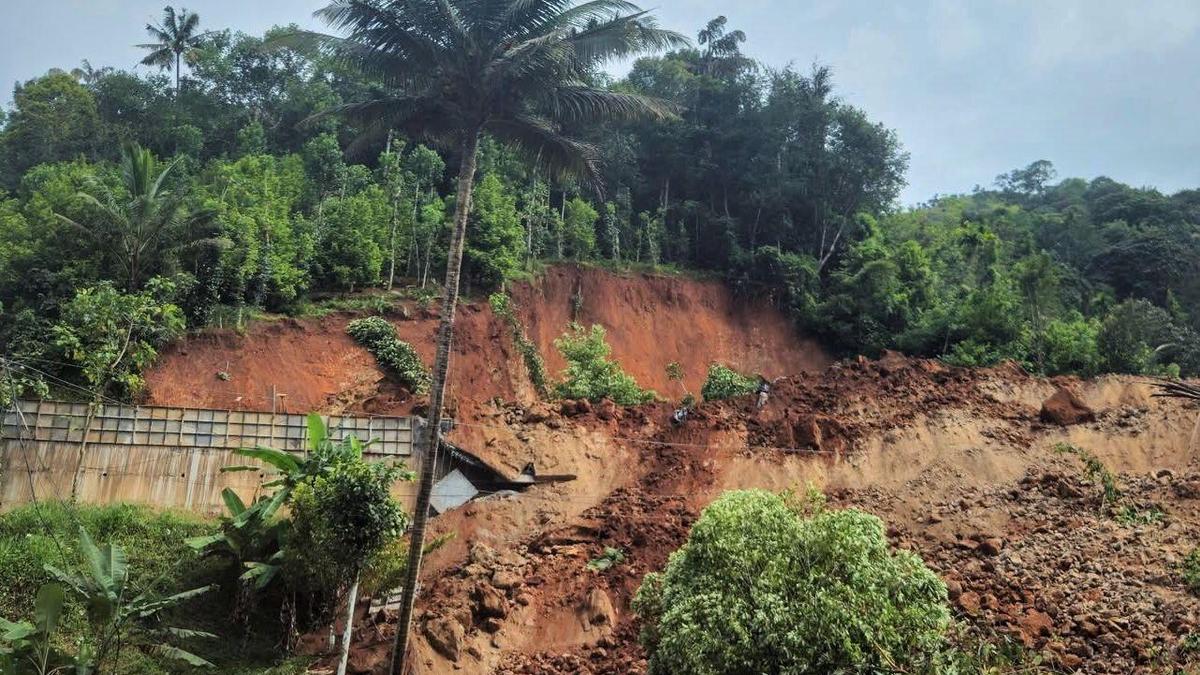 Man trapped in Idukki landslip dies, wife seriously injured