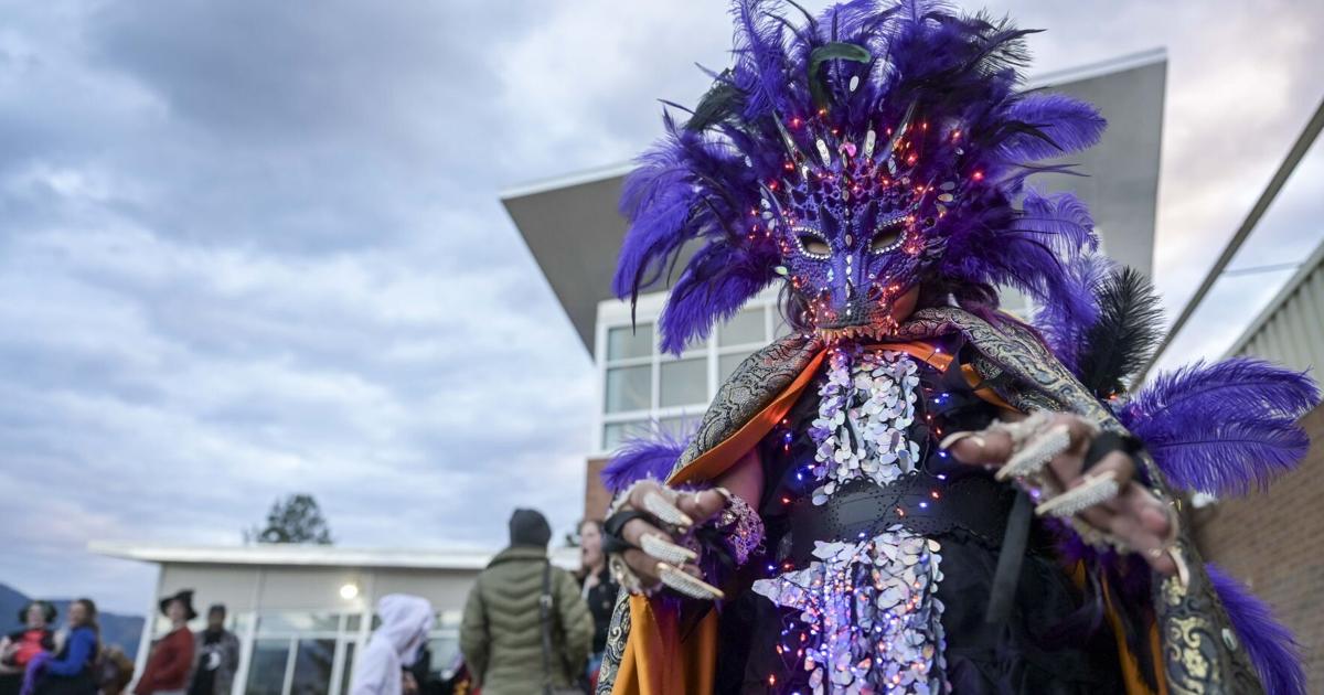 Big Sky High School clubs hold trick or treat event