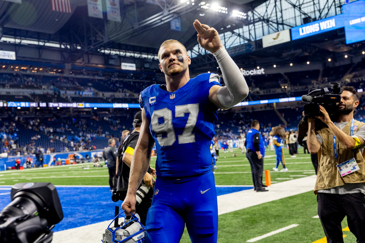 Aidan Hutchinson focused on football, teammates’ gifts after record-setting extension