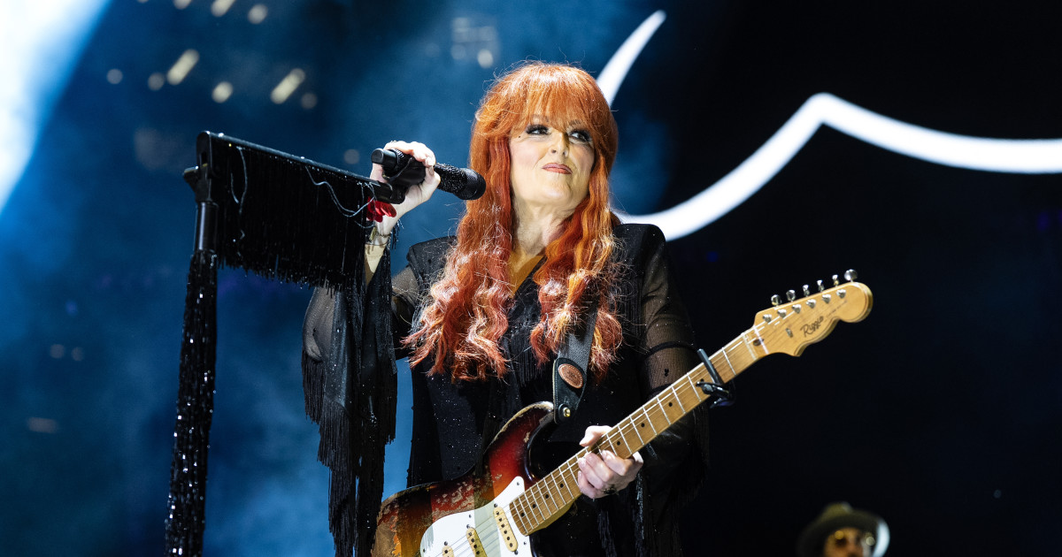Wynonna Judd Pays Tribute to D'Angelo with Country Cover
