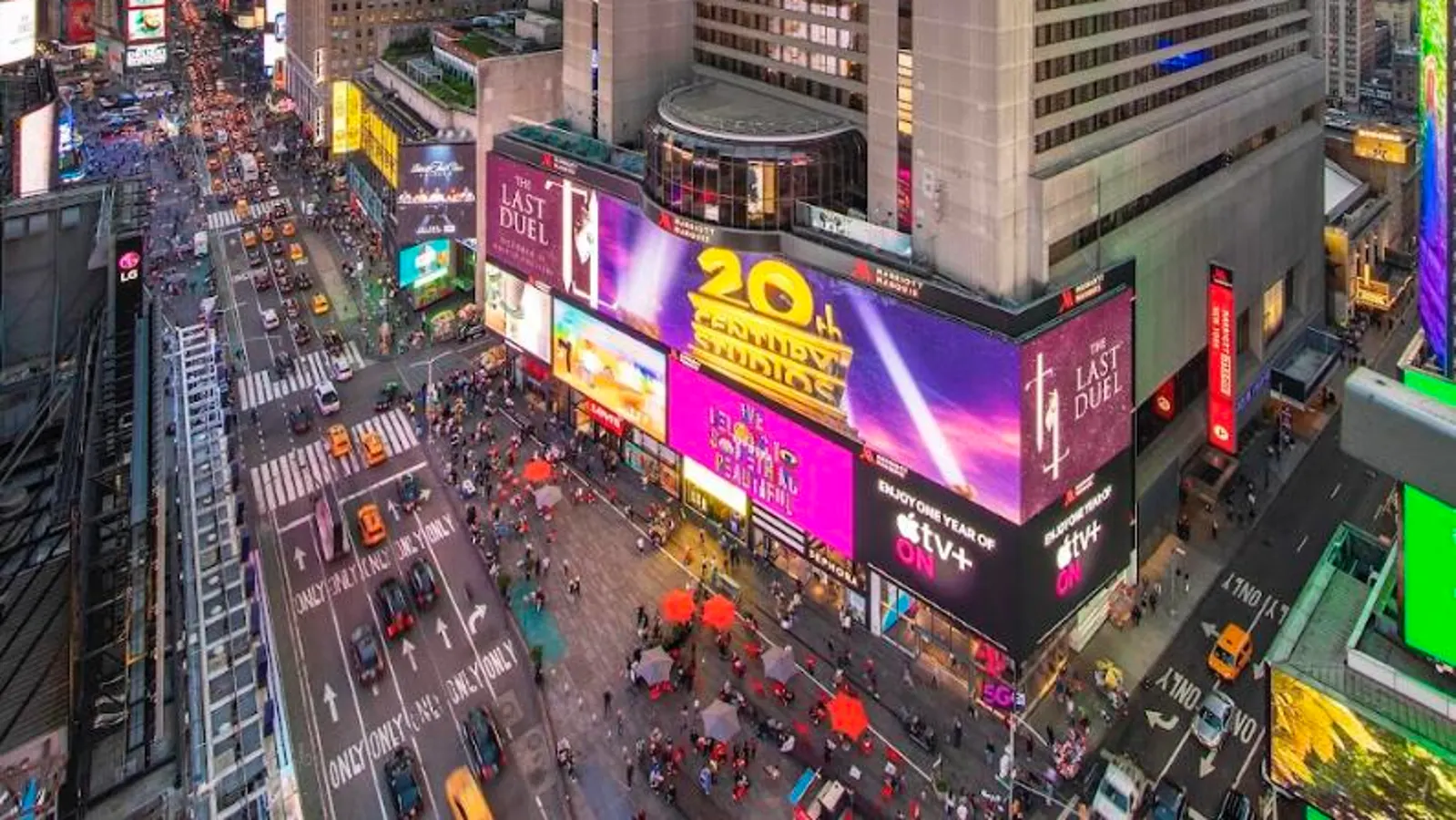 The New York Marriott Marquis Celebrates Its 40th Anniversary In Style With Gloria And Emilio Estefan