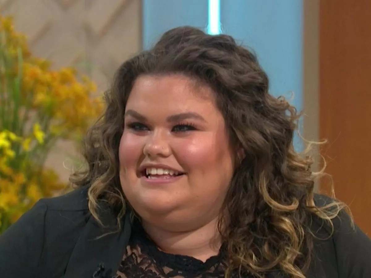 Gogglebox's Amy Tapper poses in swimsuit after 7st weight loss as fans praise new look