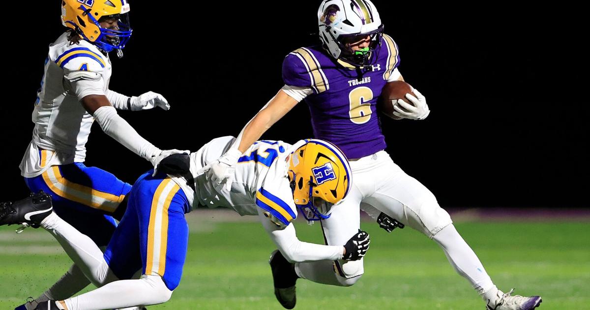 Chris Wenger scores four TDs as Troy knocks off rival Howell in district opener