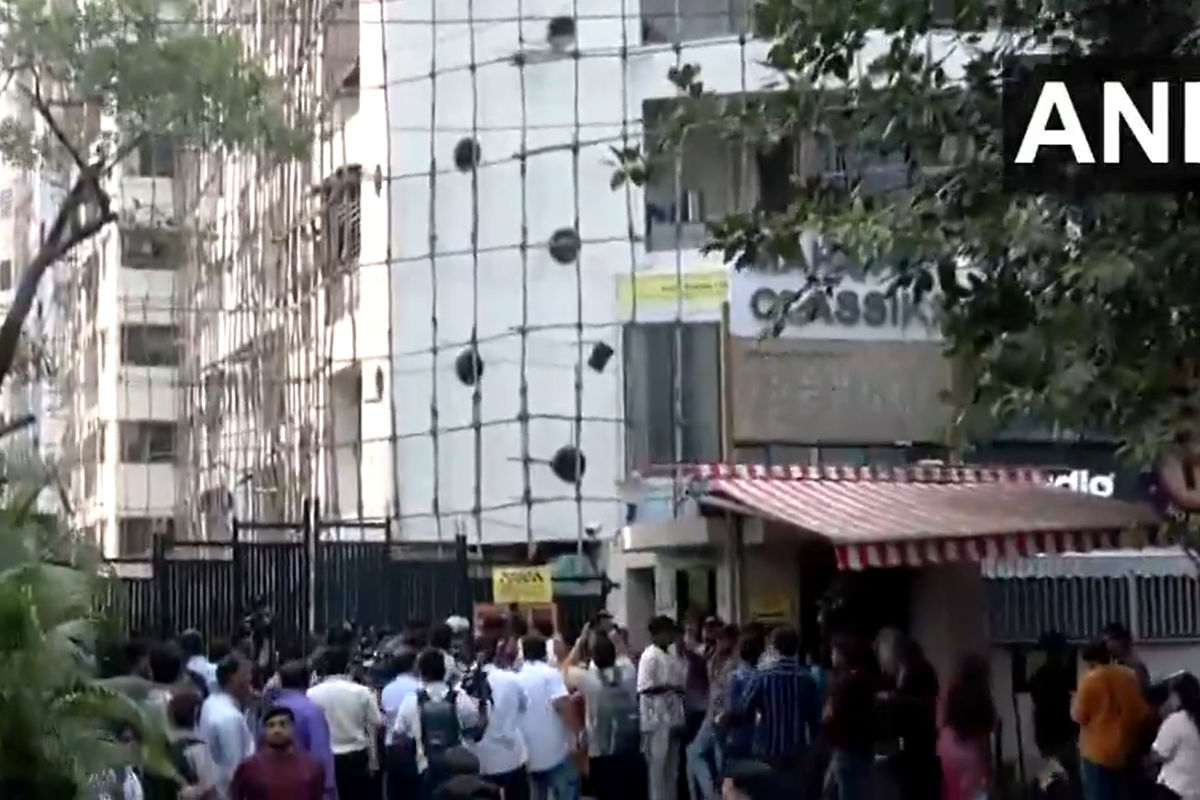 Police shoot dead man who took 17 children hostage at Indian acting studio