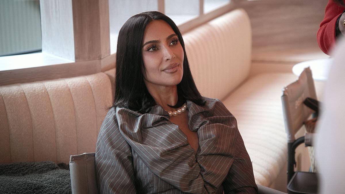 Kim Kardashian is MORTIFIED after mom Kris Jenner embarrasses her in front of Glenn Close on The Kardashians