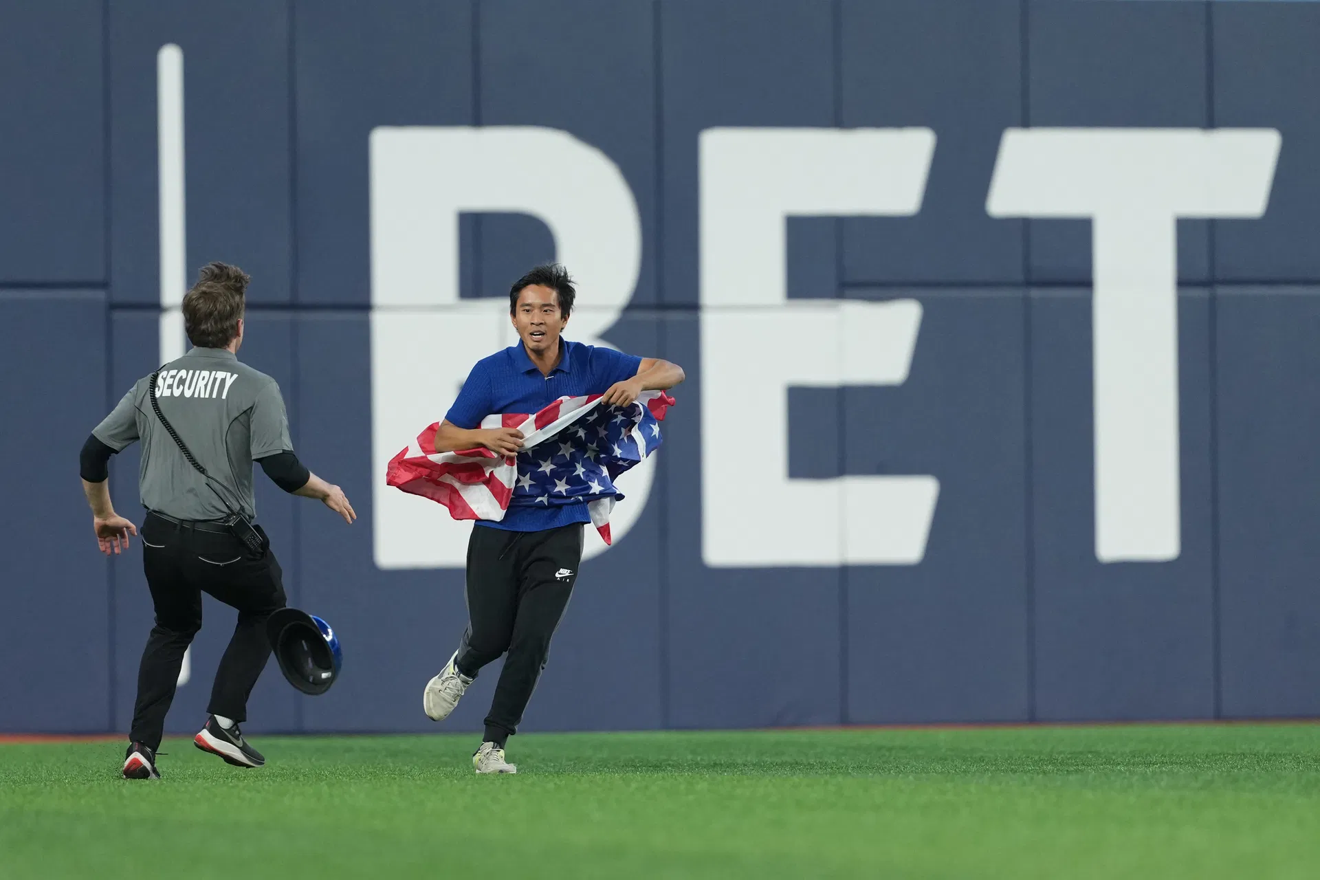"Was it Prince Harry?" "Didn't even have the balls to do it naked" - Fans buzz as a streaker carrying American flag interrupts World Series Game 6
