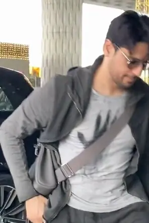 Sid’s airport charm never misses — a quick hello before takeoff!