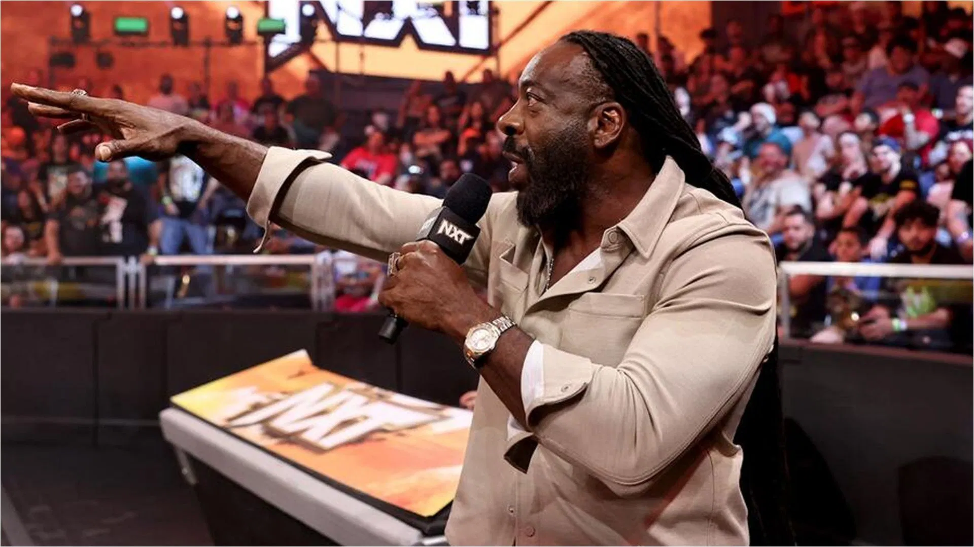 WWE star kicked out of the locker room; Booker T: "A spy"