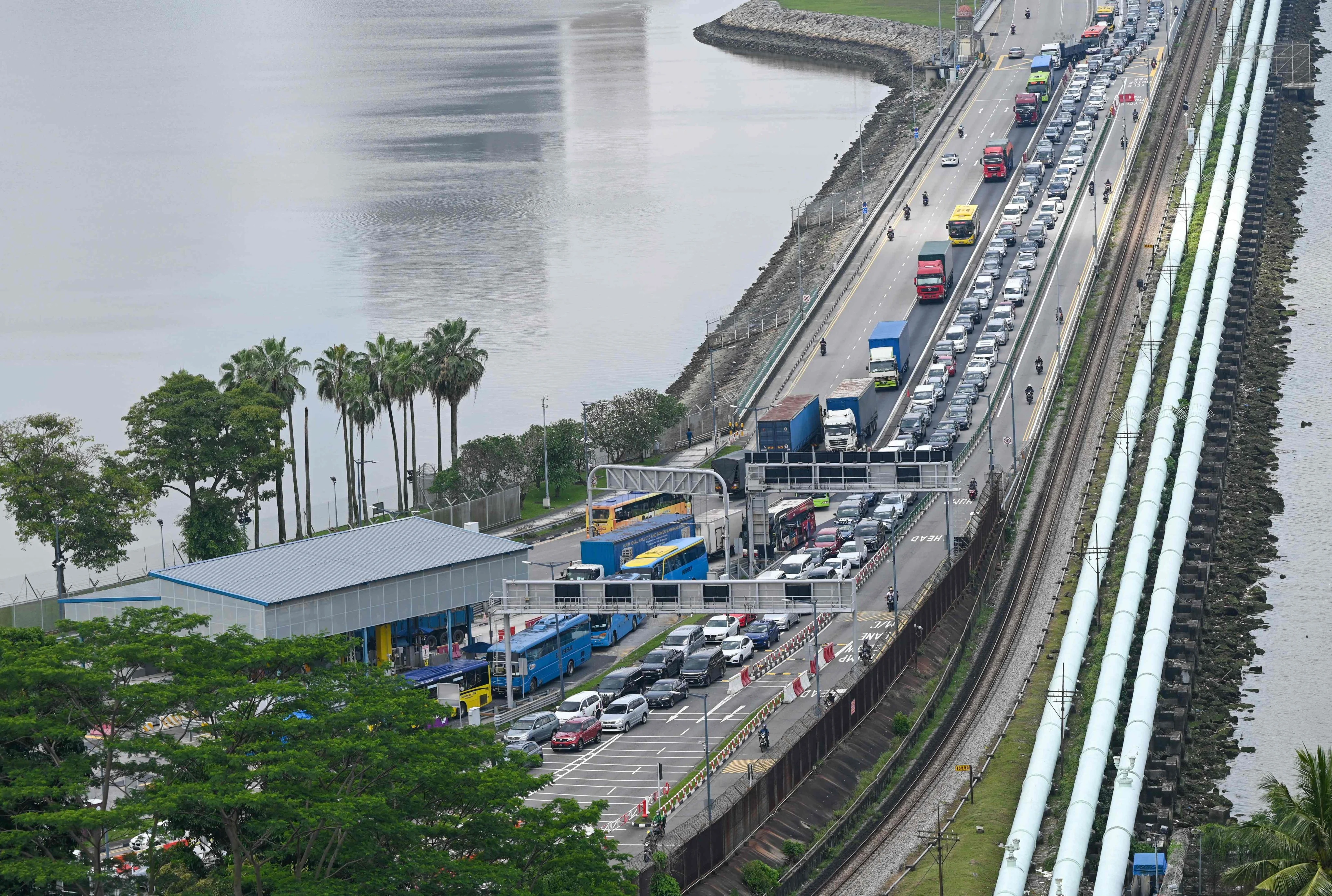 Malaysian river pollution halts waterworks, Singapore assures supply unaffected