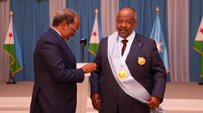 Somalia’s Hassan Sheikh presents National Medal of Honor to Djibouti’s President Guelleh for regional peace efforts