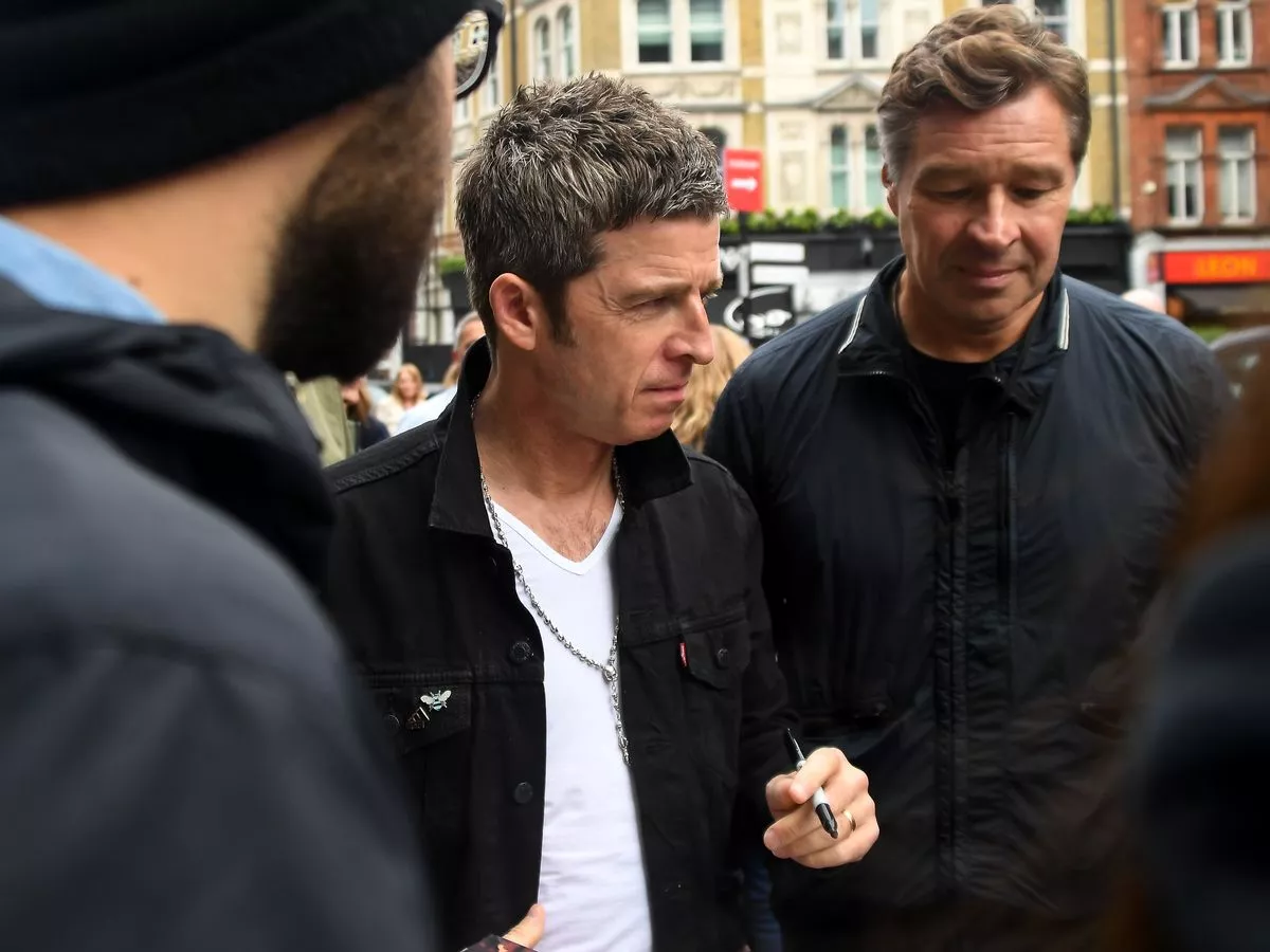 Iconic moment on night Oasis broke up sees Noel Gallagher item 'break record'