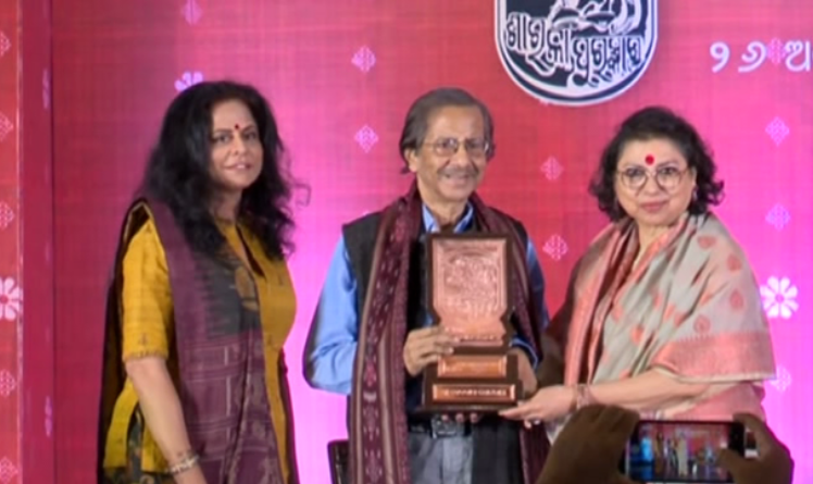 Devdas Chhotaray Honoured with Sarala Award for ‘Matinee Show’