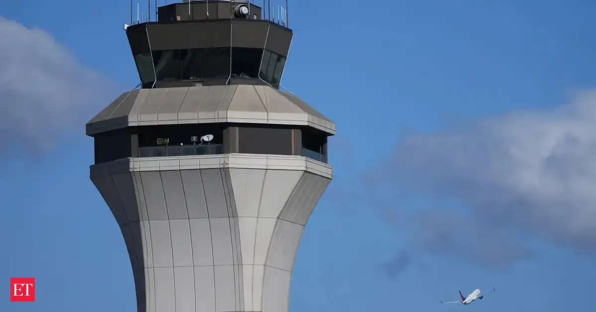 Hundreds of air traffic controllers take second jobs as US shutdown continues