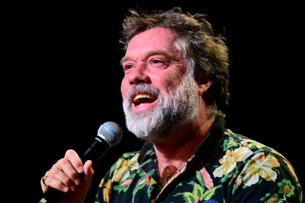 Rufus Wainwright's Seeming Trump Protest at World Series & More News