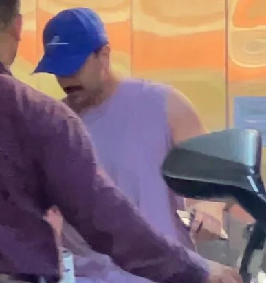 No time to pause! Ranbir Kapoor dashes past the shutterbugs!