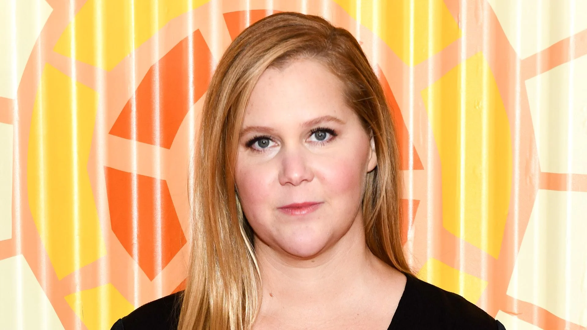 Amy Schumer showcases 40-lb weight loss in tight fitted red dress