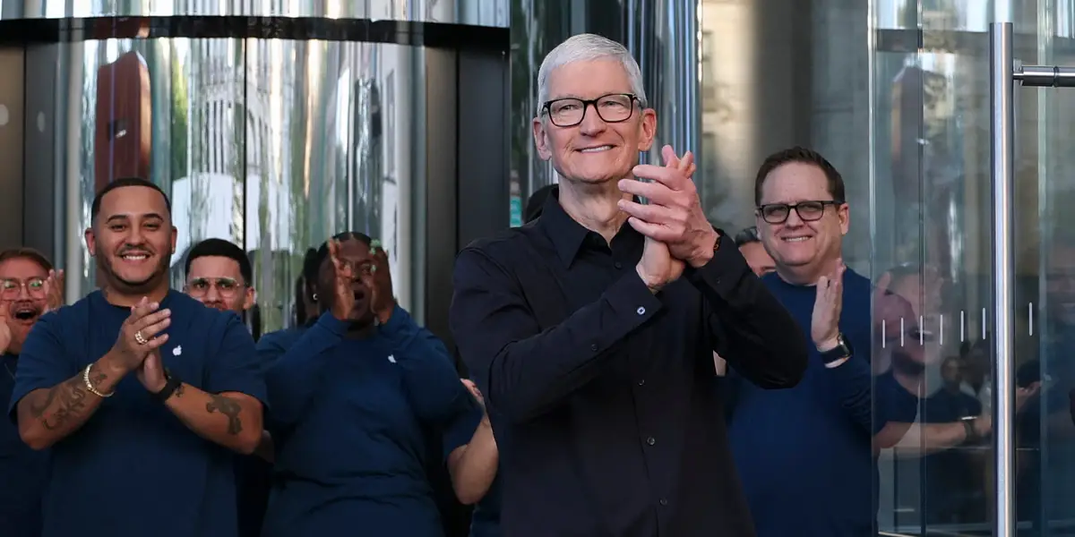 Apple Expects to Finish Year With Monster Quarter